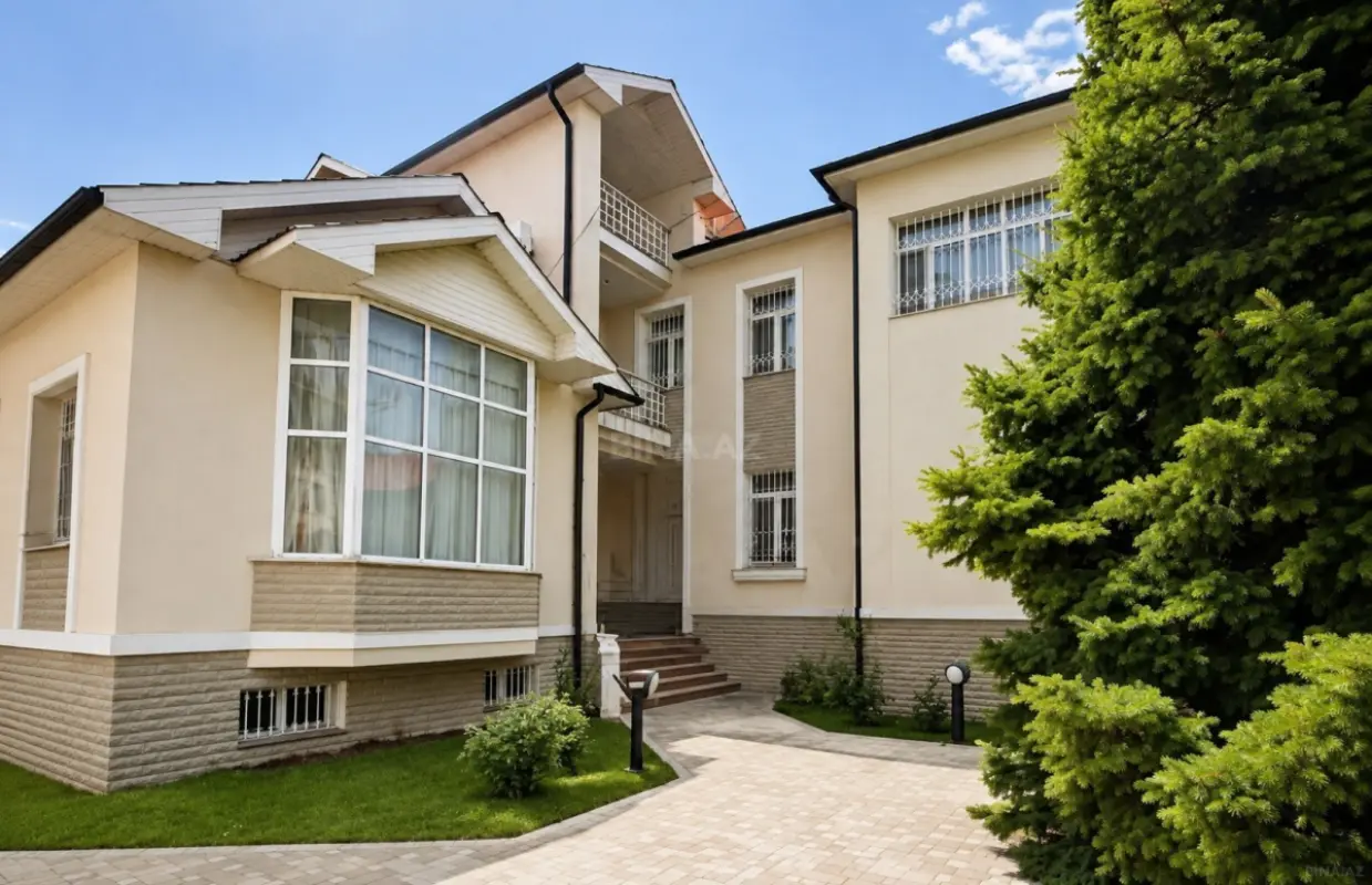 Satılır 10 otaqlı həyət evi 544 m²