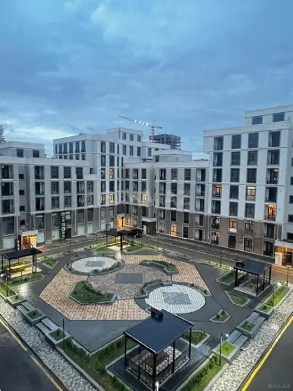 Satılır 4 otaqlı mənzil 130 m²
