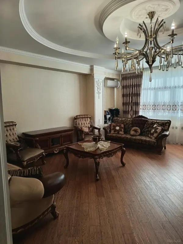 Satılır 5 otaqlı mənzil 206 m²