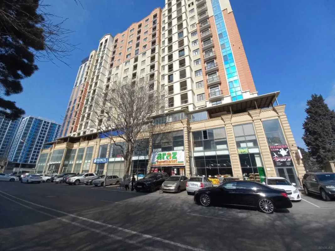 Satılır 4 otaqlı mənzil 175 m²