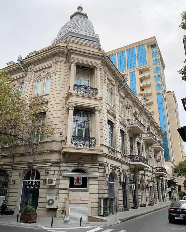Satılır 5 otaqlı mənzil 300 m²