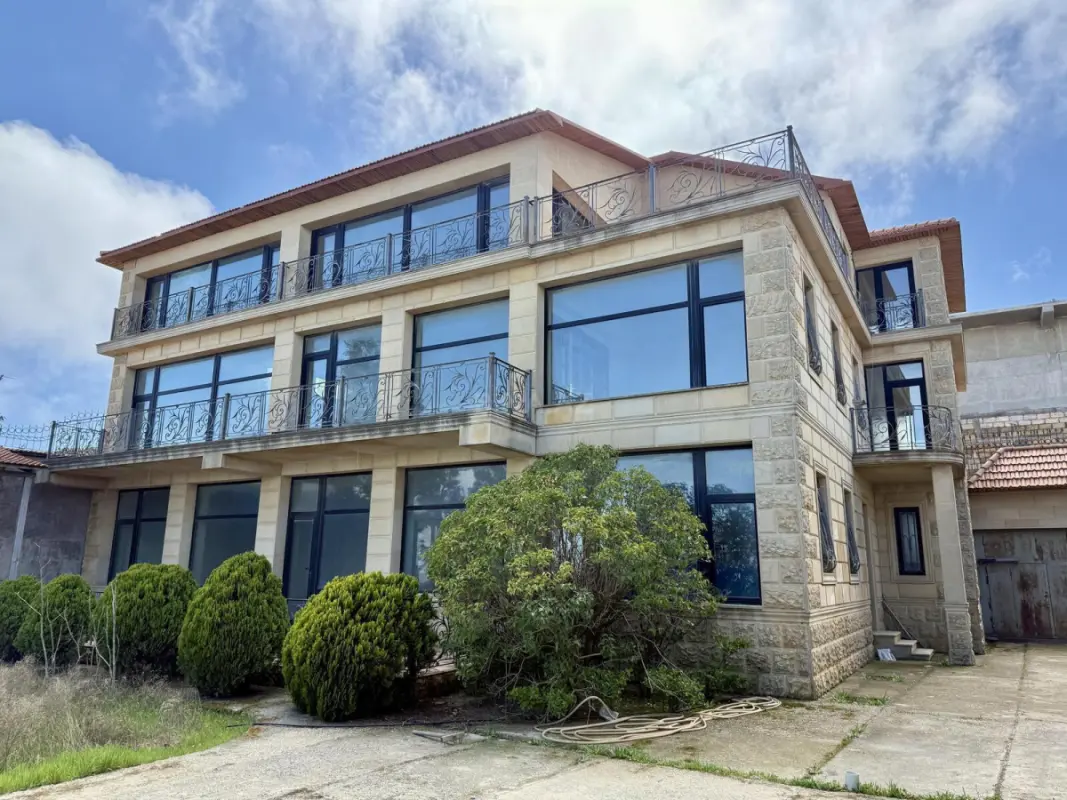 Satılır 9 otaqlı həyət evi 800 m²