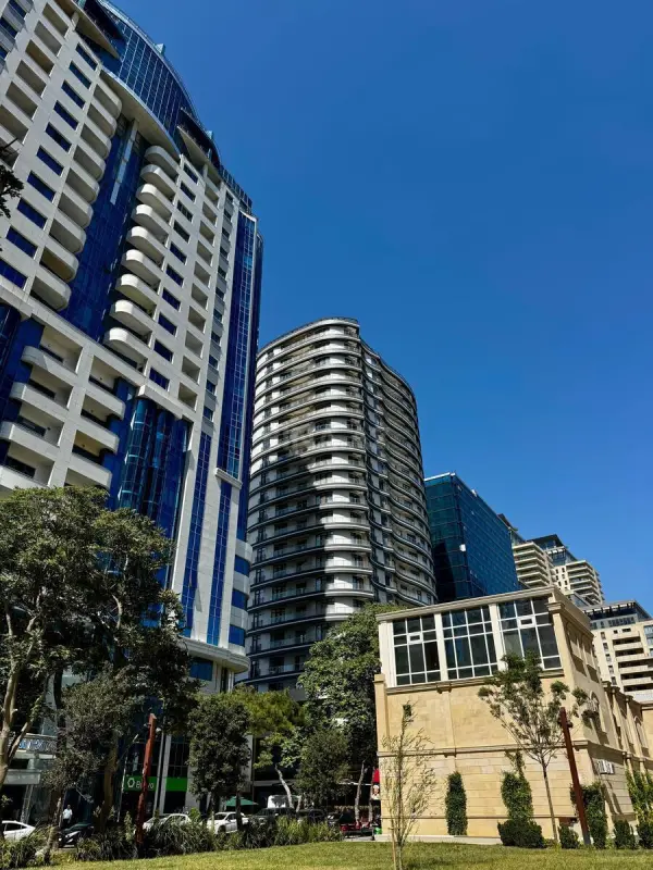 Satılır 4 otaqlı mənzil 162.8 m²