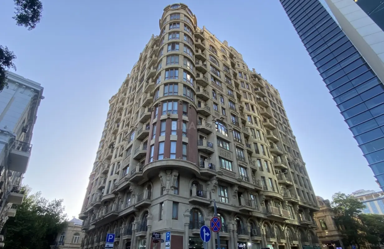 Satılır 4 otaqlı mənzil 203.5 m²