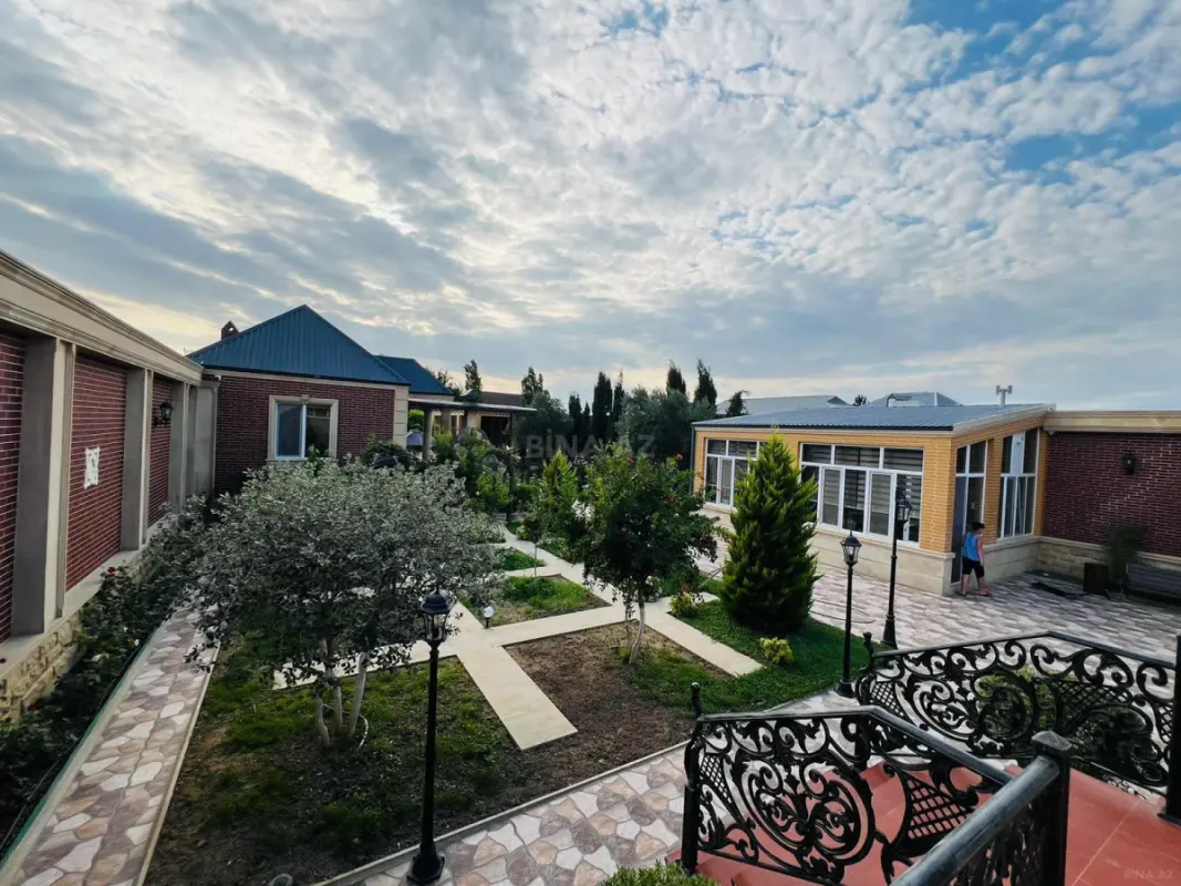 Satılır 8 otaqlı həyət evi 680 m²