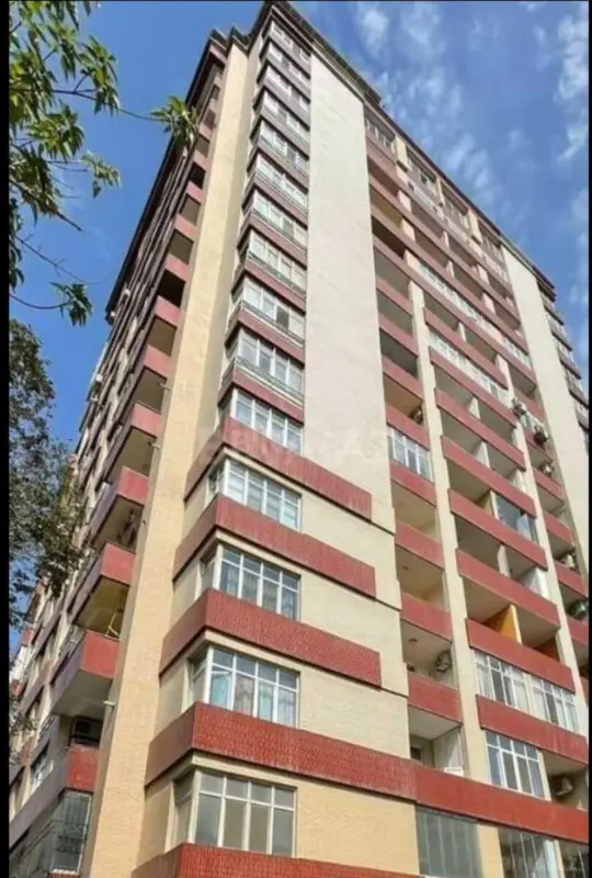 Satılır 4 otaqlı mənzil 178 m²