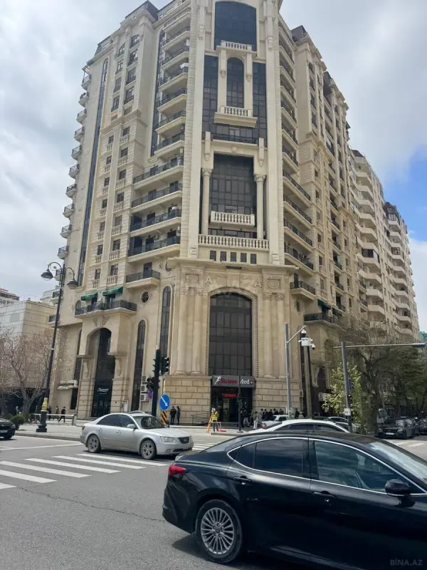 Satılır 4 otaqlı mənzil 278 m²