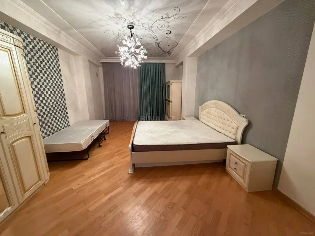 Satılır 3 otaqlı mənzil 130 m²