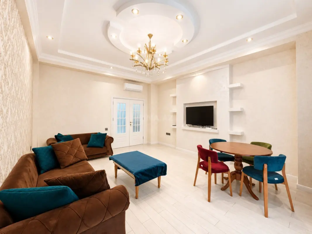 Kirayə verilir 3 otaqlı mənzil 135 m²