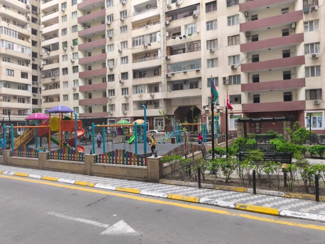 Satılır 3 otaqlı mənzil 130 m²