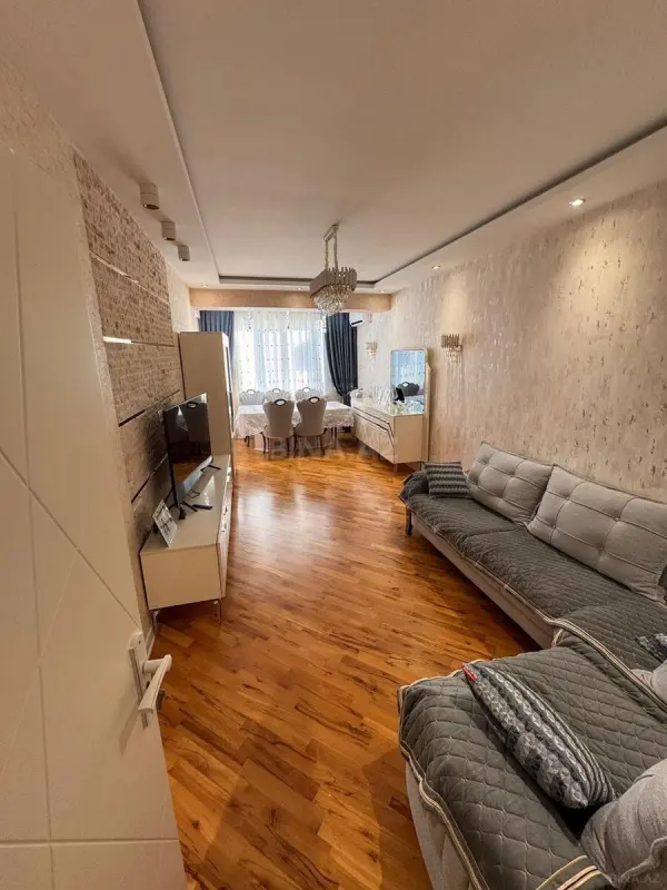 Satılır 4 otaqlı mənzil 135 m²