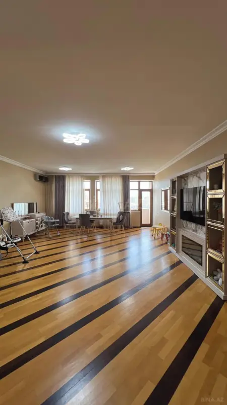Satılır 4 otaqlı mənzil 187 m²
