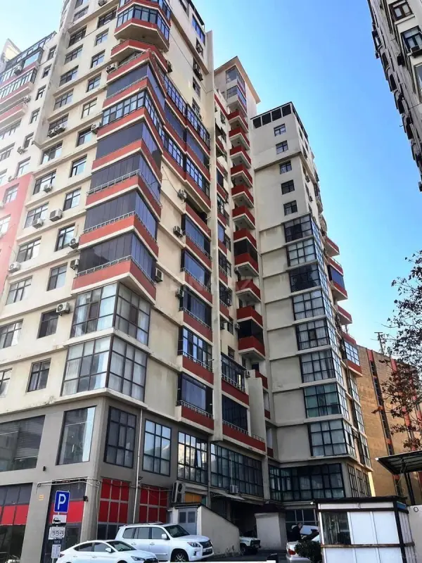 Satılır 3 otaqlı mənzil 210 m²