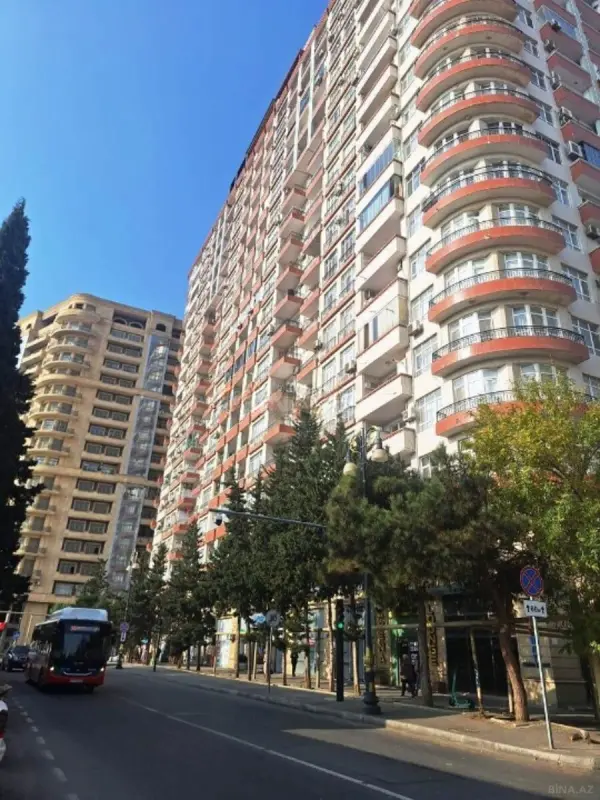 Satılır 3 otaqlı mənzil 137 m²
