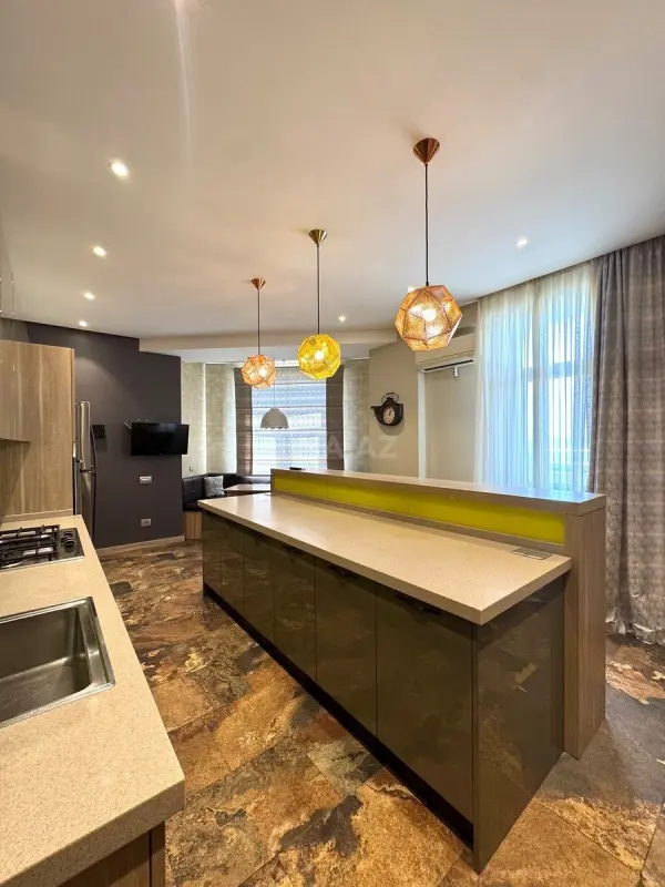 Satılır 3 otaqlı mənzil 140 m²