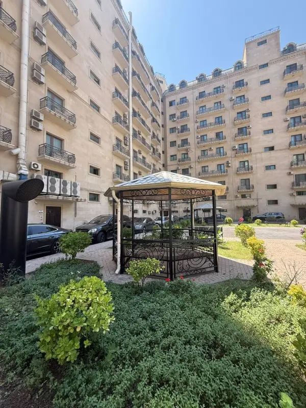 Satılır 4 otaqlı mənzil 270 m²