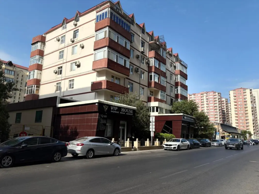 Satılır 6 otaqlı mənzil 303 m²