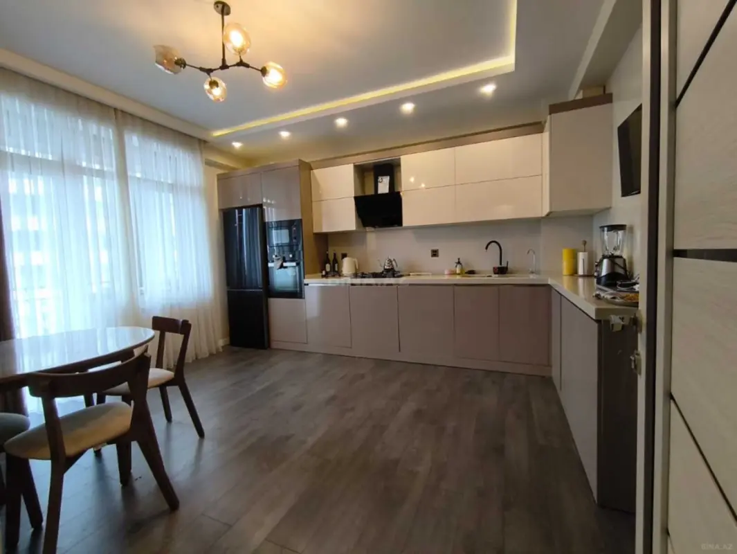 Satılır 3 otaqlı mənzil 122 m²