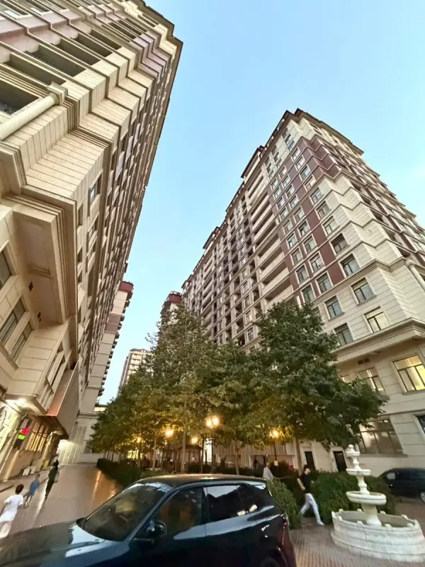 Satılır 4 otaqlı mənzil 178 m²