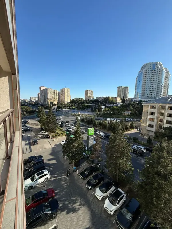 Satılır 4 otaqlı mənzil 185 m²
