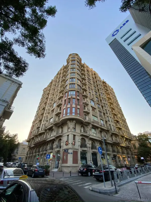 Satılır 4 otaqlı mənzil 204 m²