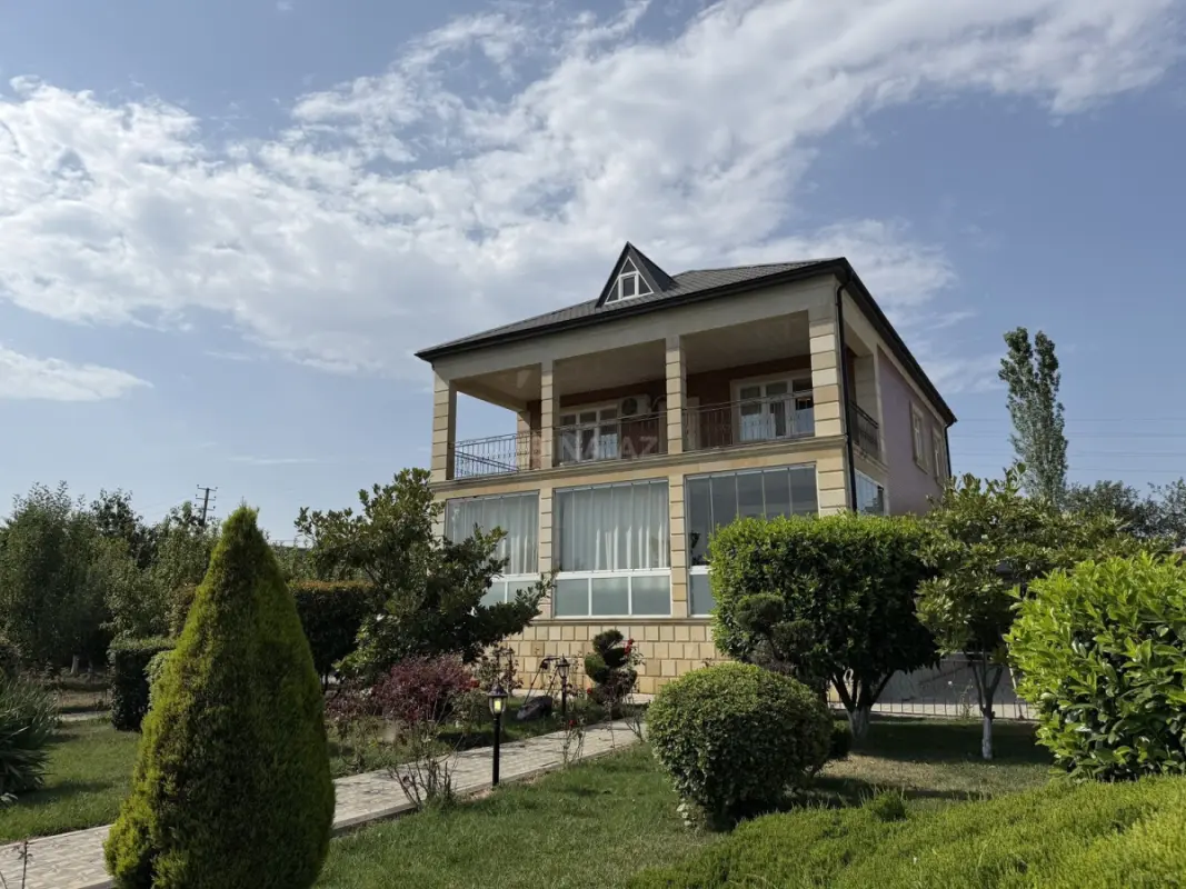 Satılır 5 otaqlı həyət evi 400 m²
