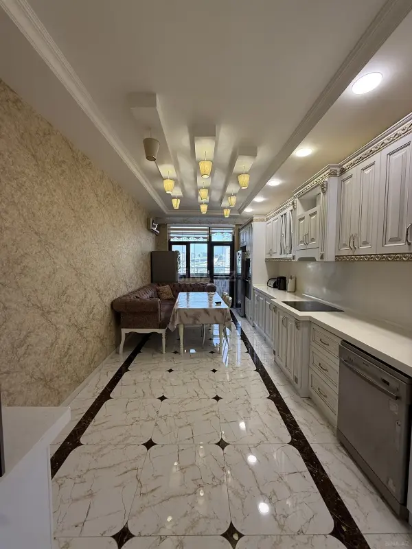 Satılır 5 otaqlı mənzil 235 m²