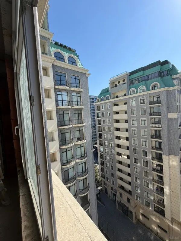 Satılır 4 otaqlı mənzil 241 m²