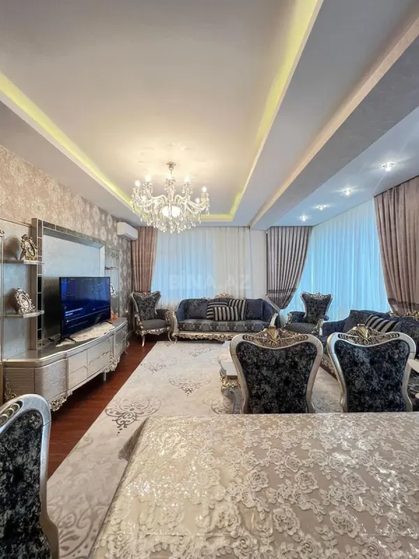 Satılır 4 otaqlı mənzil 180 m²