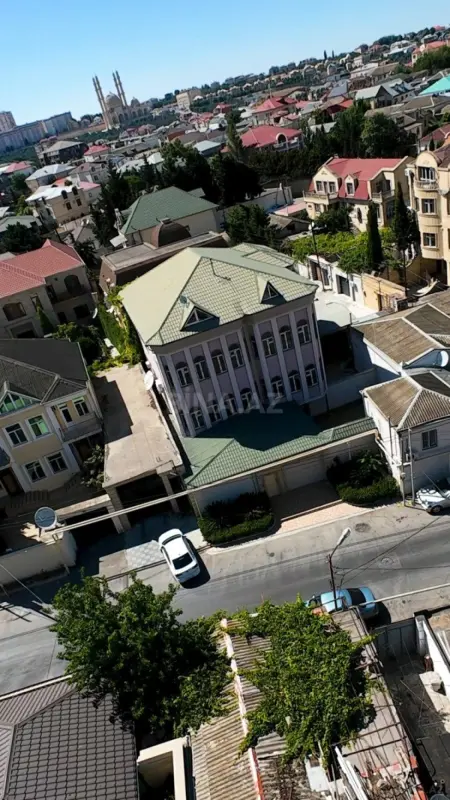 Satılır 12 otaqlı həyət evi 800 m²