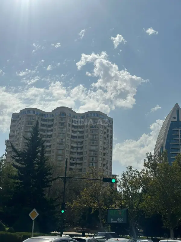 Satılır 5 otaqlı mənzil 300 m²