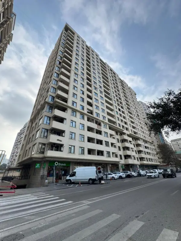 Satılır 4 otaqlı mənzil 175 m²