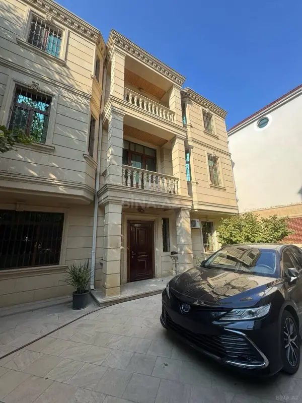 Satılır 8 otaqlı həyət evi 350 m²