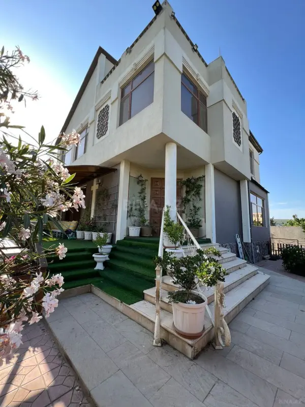 Satılır 6 otaqlı həyət evi 240 m²