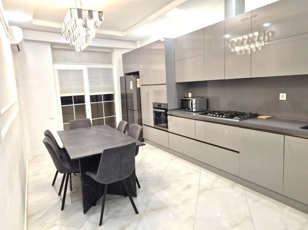 Kirayə verilir 4 otaqlı mənzil 222 m²