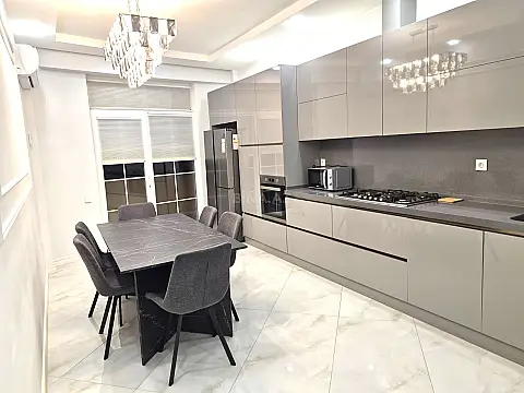 Kirayə verilir 4 otaqlı mənzil 222 m² — Bakı 4 otaq 222.00 m²