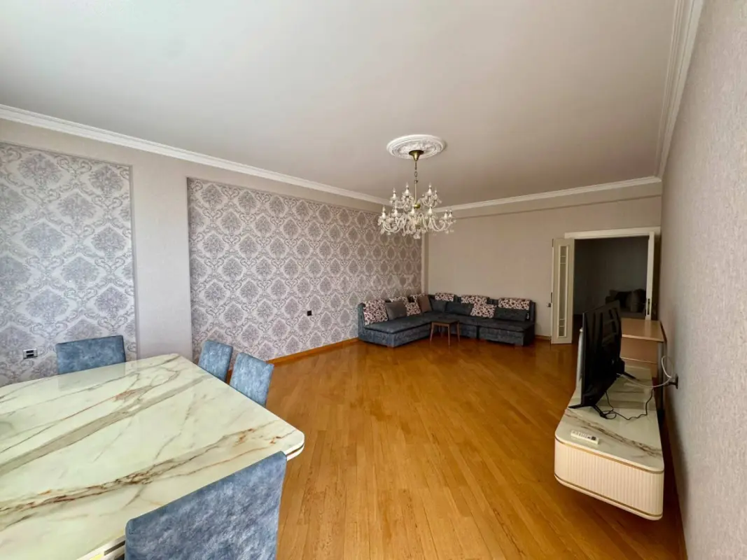 Kirayə verilir 3 otaqlı mənzil 131 m²