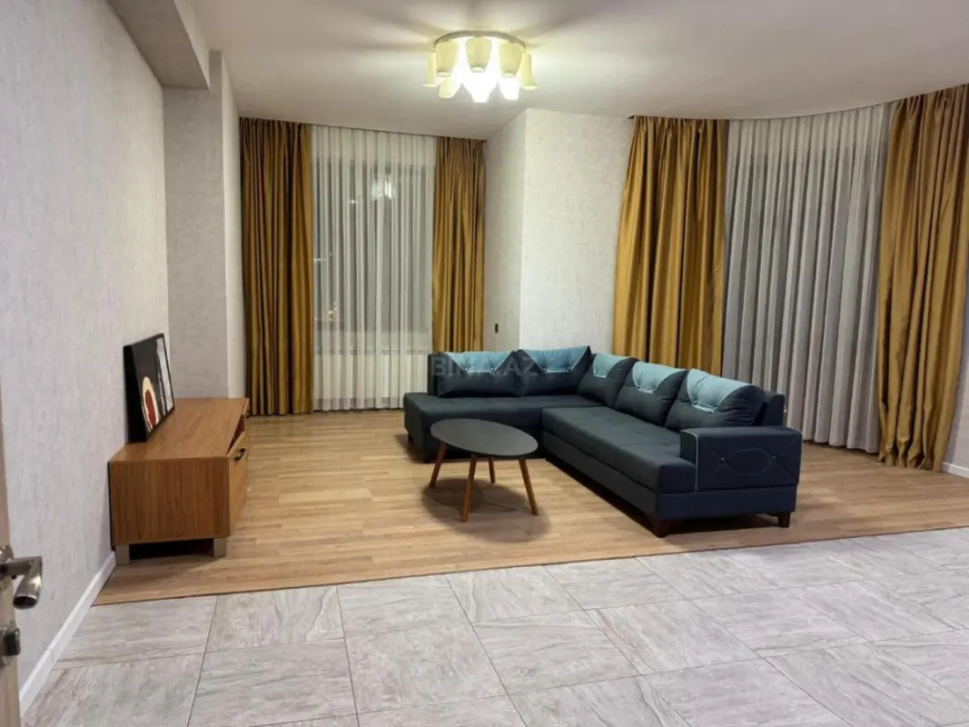 Kirayə verilir 4 otaqlı mənzil 146 m²