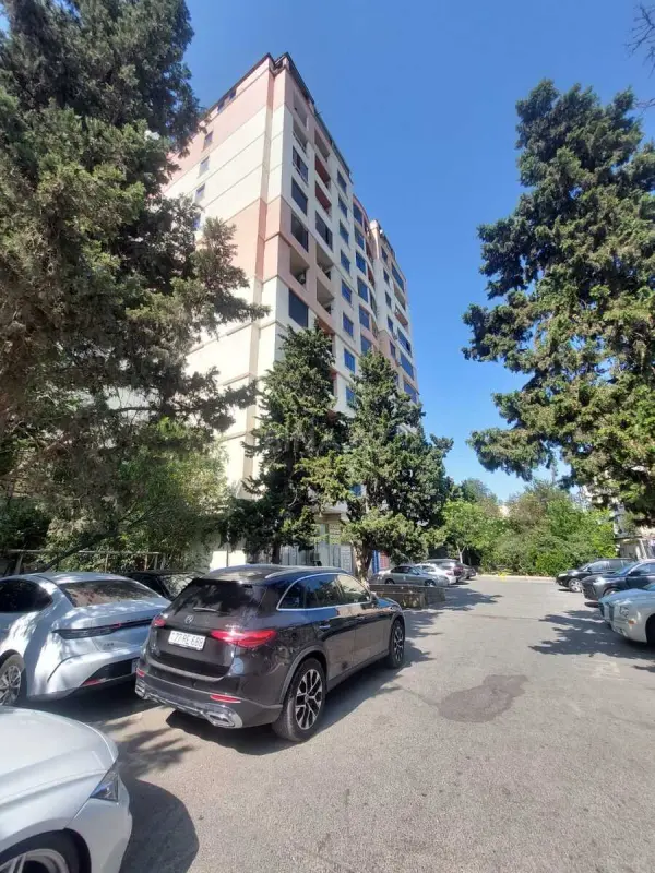Satılır 4 otaqlı mənzil 174 m²