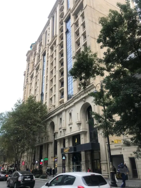 Satılır 4 otaqlı mənzil 210 m²