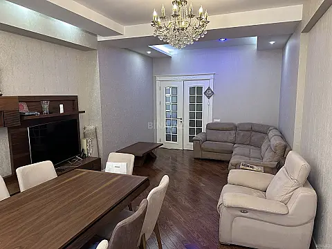 Satılır 3 otaqlı mənzil 136 m² — Bakı, İnşaatçılar 3 otaq 136.00 m²