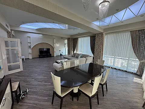 Kirayə verilir 4 otaqlı mənzil 250 m² — Bakı 4 otaq 250.00 m²
