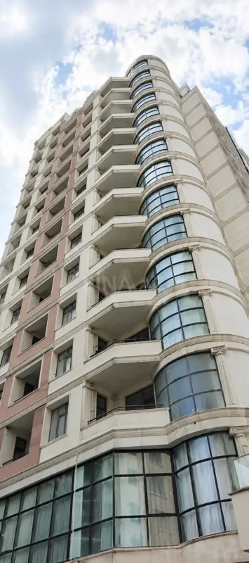 Satılır 5 otaqlı mənzil 218 m²