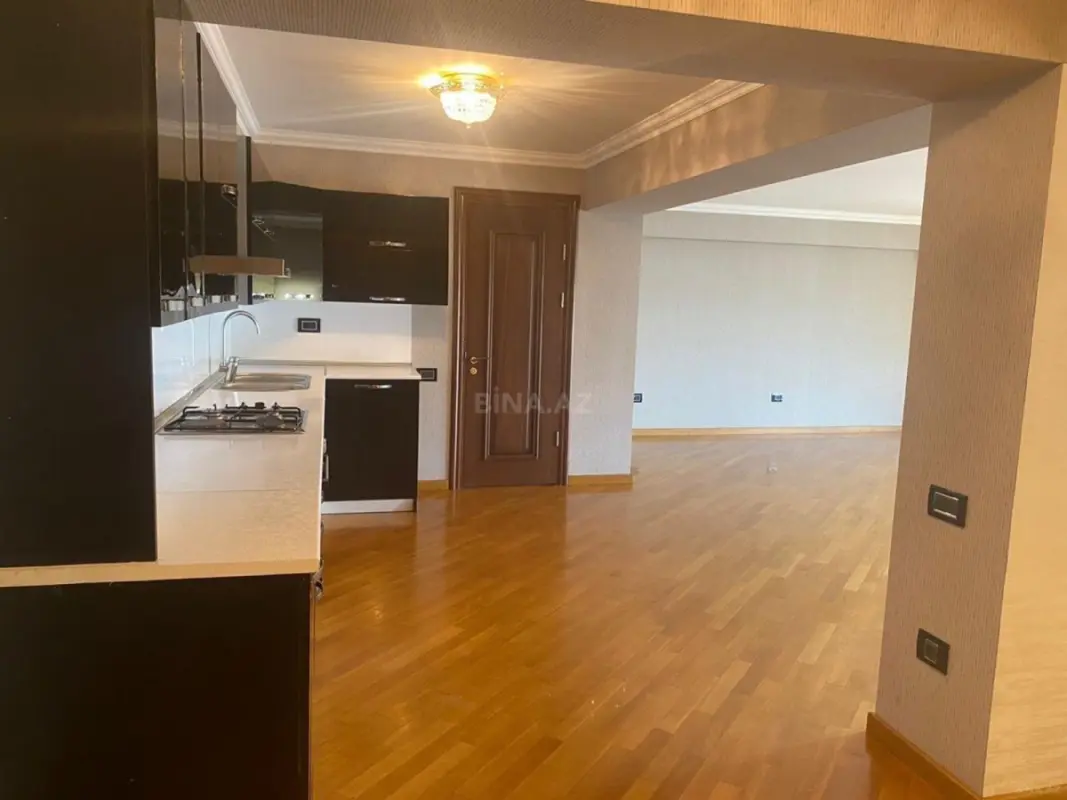 Satılır 5 otaqlı mənzil 300 m²