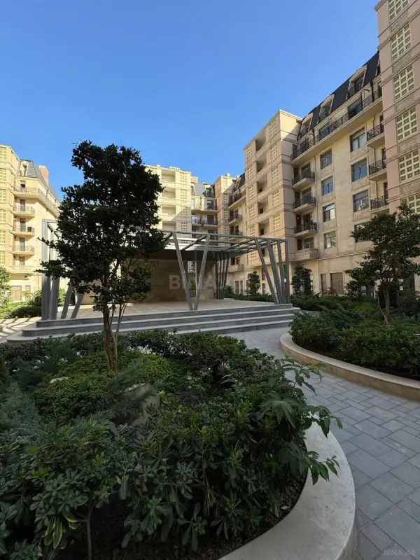 Satılır 4 otaqlı mənzil 195 m²