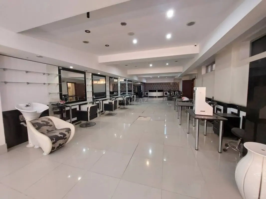 Satılır obyekt 310 m²