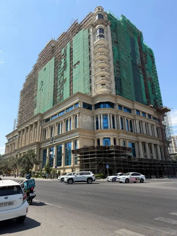 Satılır 5 otaqlı mənzil 220 m²