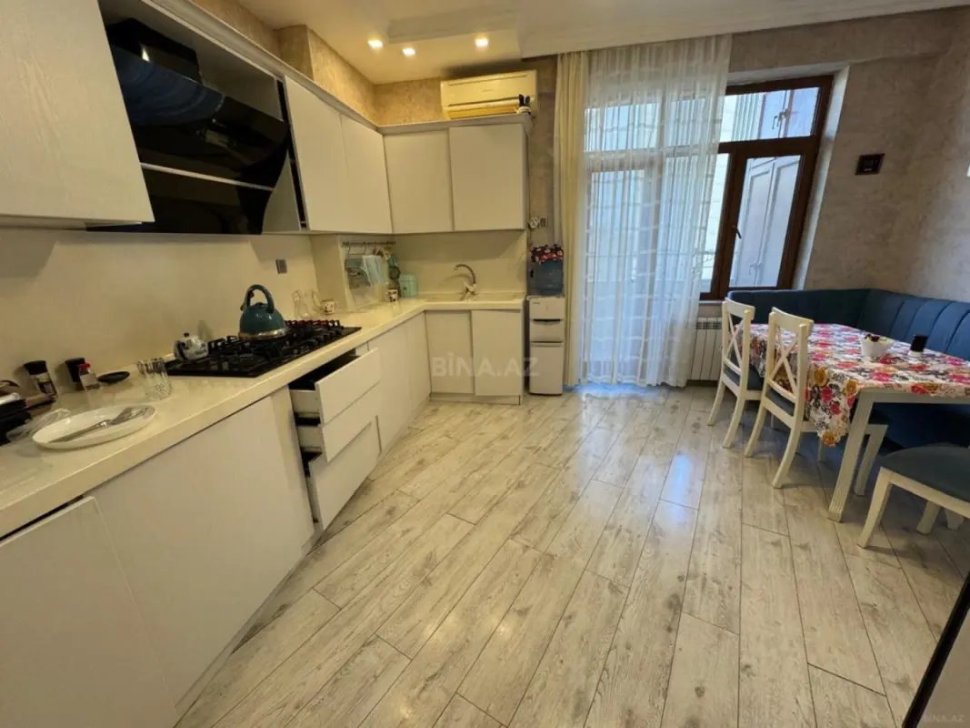 Satılır 4 otaqlı mənzil 125 m²