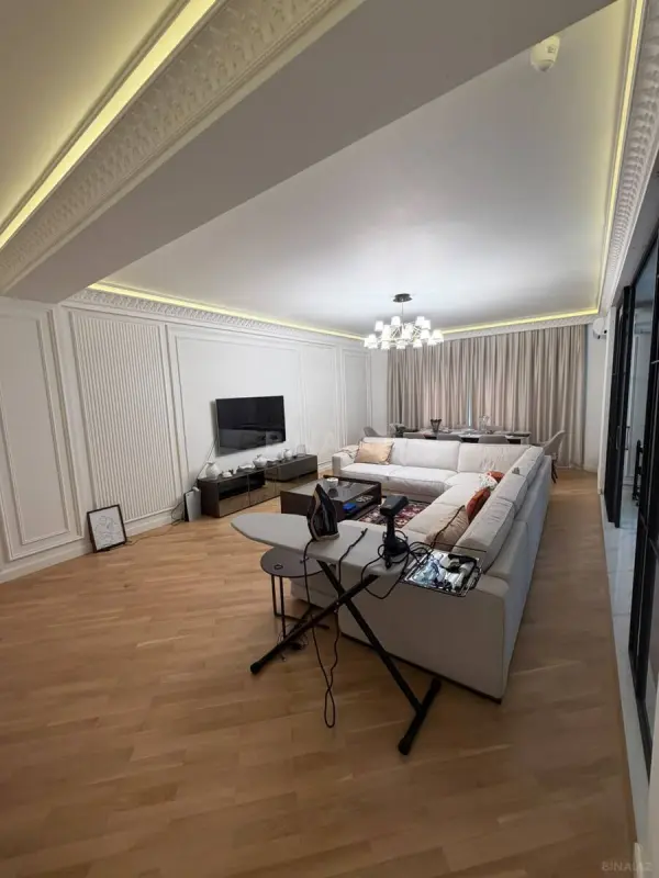 Satılır 4 otaqlı mənzil 180 m²