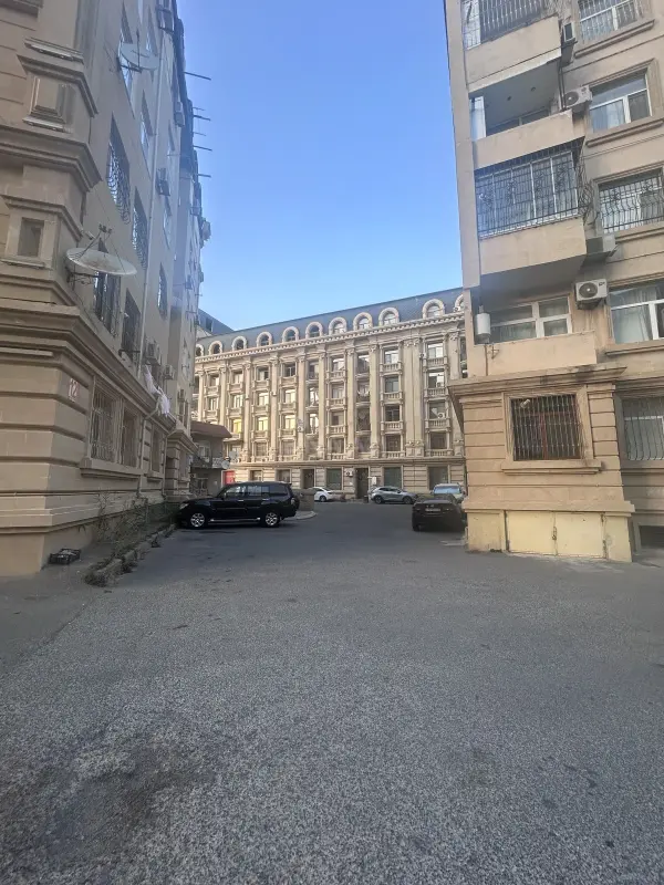 Satılır 3 otaqlı mənzil 130 m²